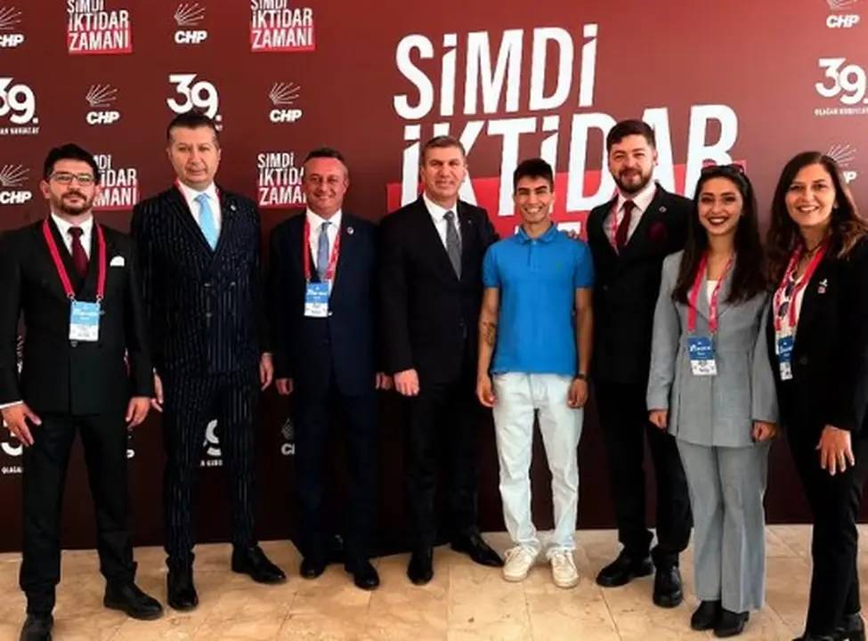 Antalyalı Pikachu CHP Kurultayı’nda 5
